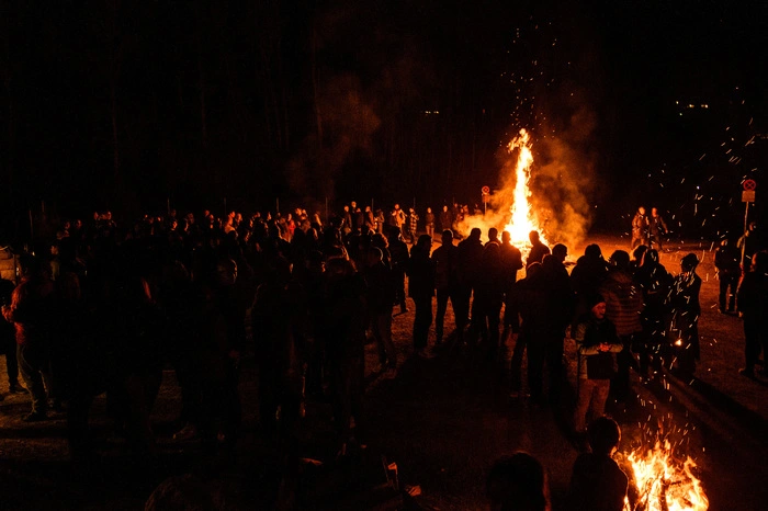 Osterfeier; Christkönigskirche; Krumpendorf; Fotograf Thomas Hude; Ostern; Karsamstag; Feuer; 4.4.2026; Osterfeuer