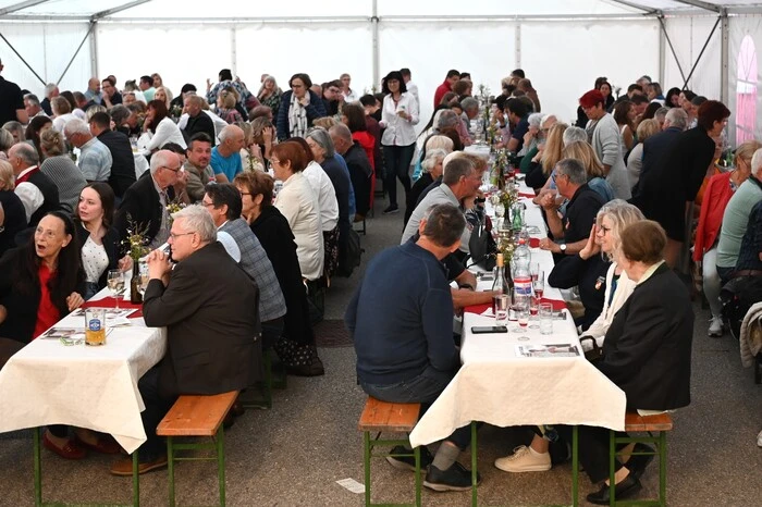 Das Festzelt war bis auf den letzten Platz gefüllt