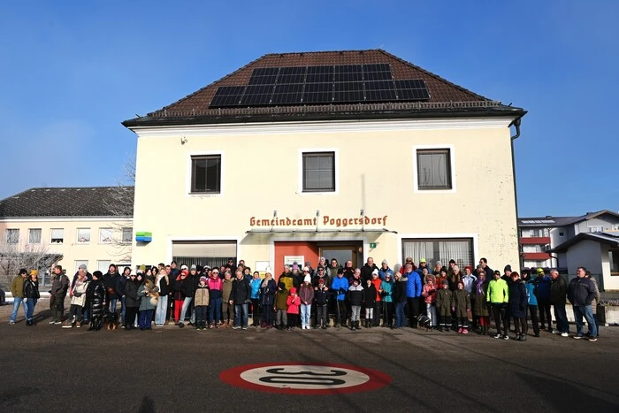 Schnell sammelten sich unzählige Teilnehmer am Hauptplatz vor dem Gemeindeamt