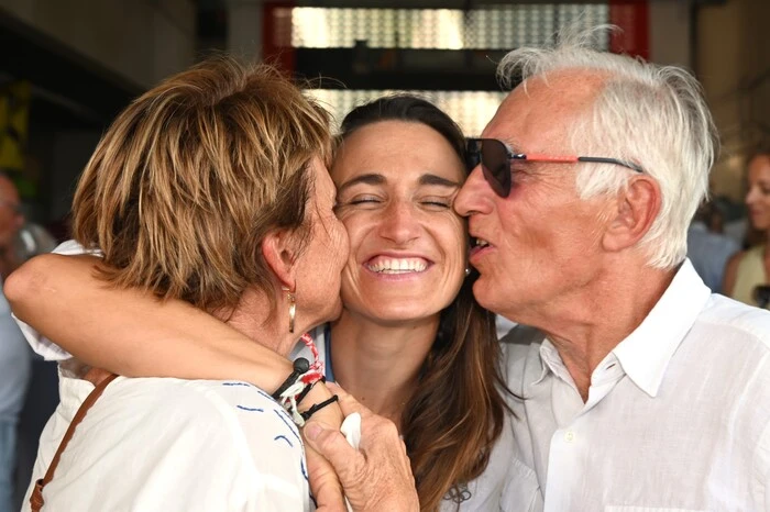 Lara Vadlau mit ihren Eltern