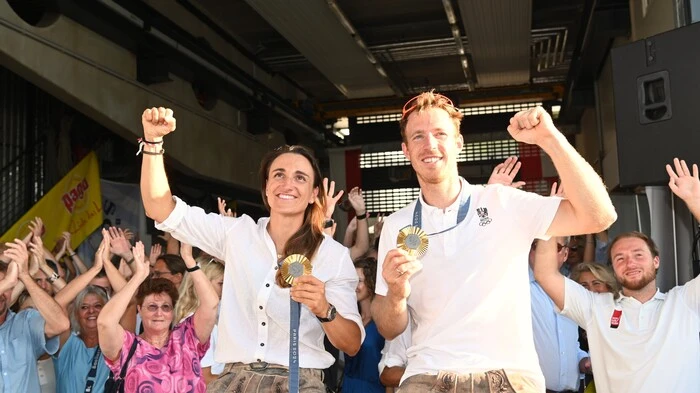 Lara Vadlau und Lukas Mähr feierten ihre Medaillen mit den jubelnden Menschen 