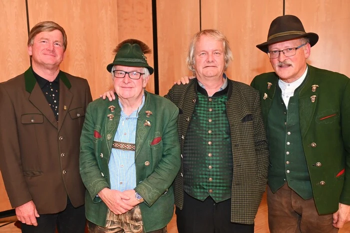 Stiftspfarrer Christian Stromberger mit dem Altsteirer Trio Lemmerer