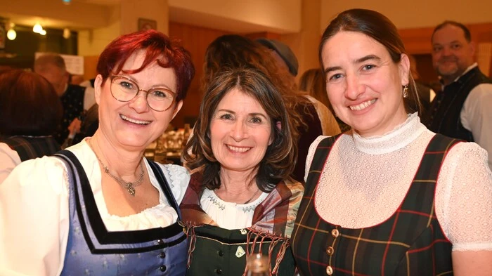 Gerhild Watscher (Obfrau), Klara Mayer (Chorleiterin) und Bürgermeisterin Silvia Häusl-Benz waren sichtlich begeistert