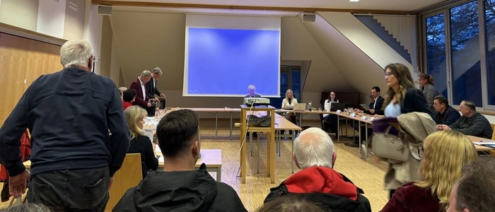Nach einer spontanen „Volksbefragung“ im Saal endete die Gemeinderatssitzung in Keutschach abrupt