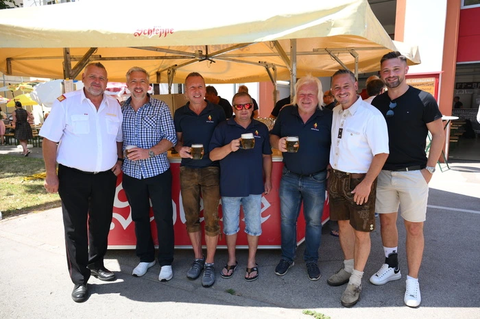 Bei strahlendem Sonnenschein durften die Kameraden viele Besucher begrüßen