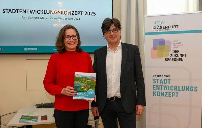 Stadträtin Constance Mochar (SPÖ) mit dem Leiter der Stadtplanung, Robert Piechl