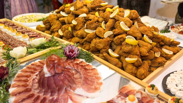 Ein 20 Meter langes Buffet mit vielen Köstlichkeiten war das Highlight des Bauernballs.