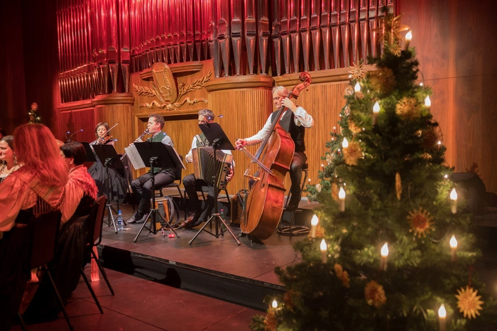 Der Chorleiter des „Singkreis Seltenheim Klagenfurt“, Franz Josef Isak, hat gemeinsam mit dem Arrangeur und Komponisten Thomas Michael Zdravja die überlieferte Weihnachtsgeschichte zu einem klangvollen Oratorium zusammengefügt.