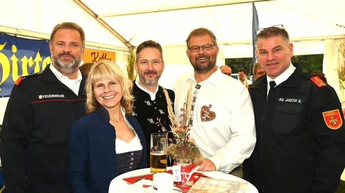 Bürgermeisterin Sonya Feinig mit ihren Stellvertretern und den Kommandanten der Freiwilligen Feuerwehr