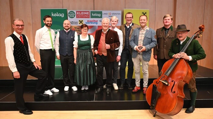 Richi die Bernardo, Wolfgang König und Stiftspfarrer Christian Stromberger mit den Leitern der Akteure und Förderern