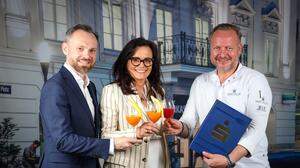 Kärntner Sparkasse-Vorstände Michael Koren und Ulrike Resei mit Top-Gastronom Hubert Wallner (rechts)