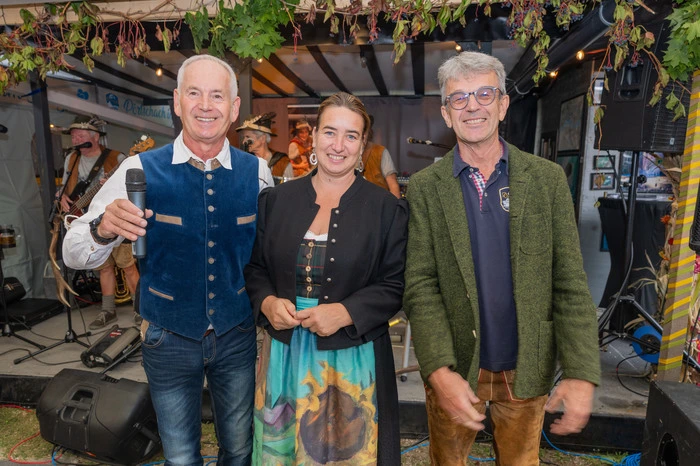 Bürgermeisterin Silvia Häusl-Benz zeigte sich in ihren Grußworten erfreut über das voll besetzte Festzelt und die hervorragende Stimmung. „Es ist immer wieder schön zu sehen, wie unsere Gemeinschaft zusammenkommt, um Tradition zu pflegen und ein solches Fest zu feiern. Das Pörtschacher Oktoberfest ist nicht nur ein Highlight der Kulinarik, sondern auch ein Zeichen für den Zusammenhalt unserer Region“, so die Bürgermeisterin.