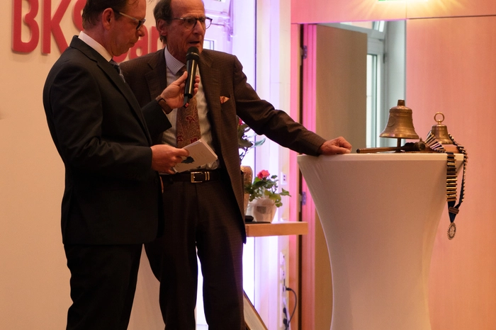 Durch den Abend führte Moderator Martin Weberhofer, im Bild mit Künstler Manfred Bockelmann