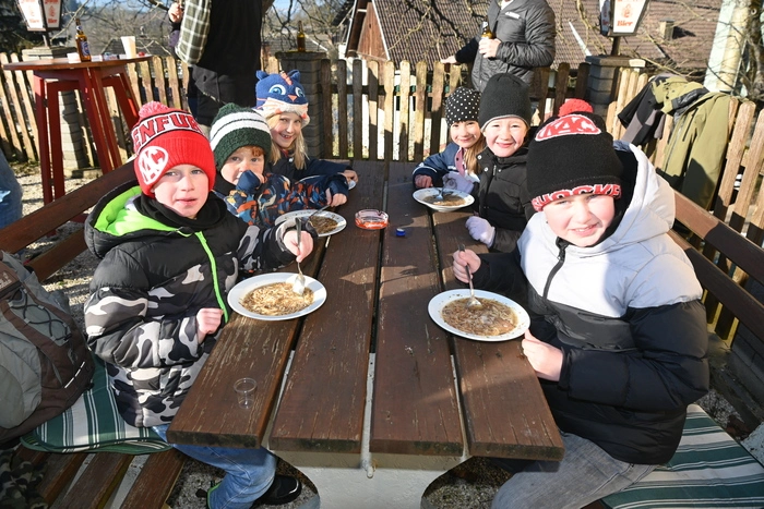 Auch die Jugend war bei der Kälte von der legendären Suppe beim Poglitsch begeistert