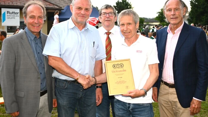 Der Obmann Herbert Pichlmaier hat im Beisein von Bürgermeister Harald Jannach von den Vertretern der Dachorganisationen eine Urkunde überreicht bekommen.