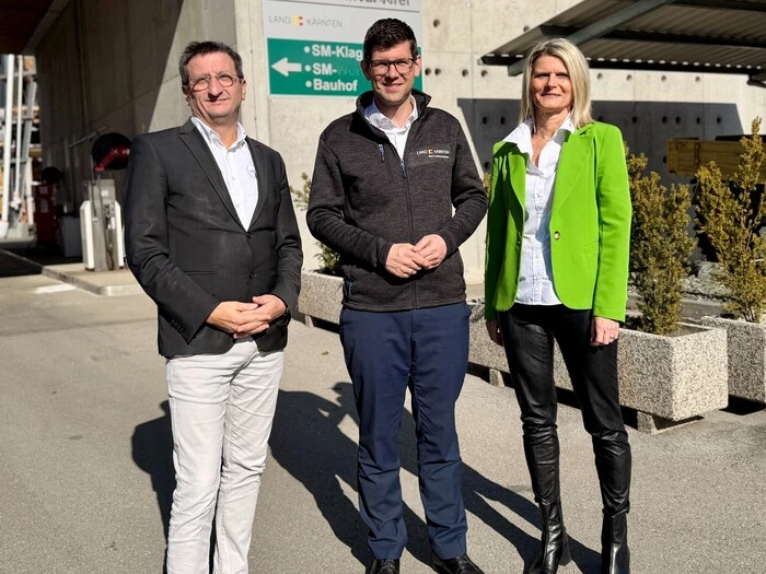 Martin Gruber, Volker Bidmon und die stellvertretende Straßenbauamtsleiterin Michaela Waldhauser präsentierten das Straßenbauprogramm für den Bezirk 