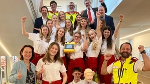 Mehrere Jugendliche und Erwachsene jubeln