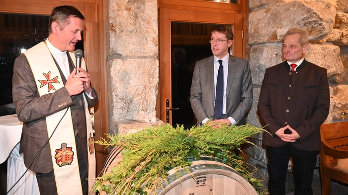 Dompfarrer Peter Allmaier segnete den Wein im Beisein von Raiffeisen-Landesbank-Vorstandsdirektor Georg Messner und dem Präsidenten des Weinbauverband Kärnten Horst Wild auf den Namen Friedrich (nach Friedrich Raiffeisen)