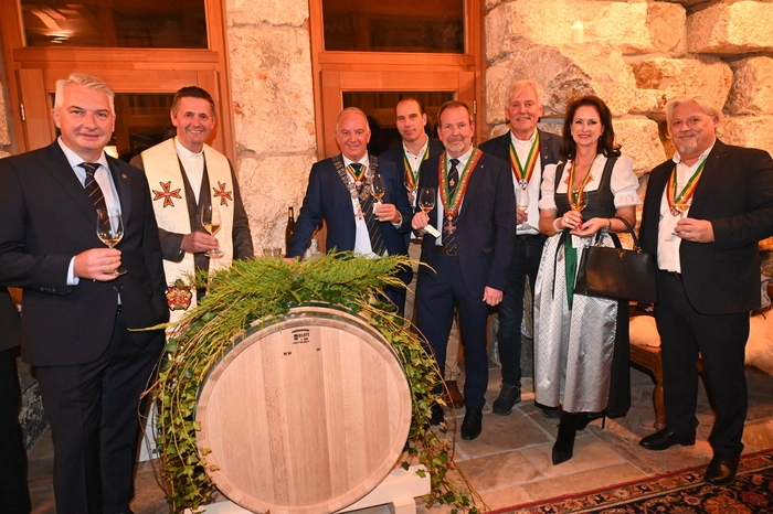 Profunde Weinkenner (die Weinritter) gustierten bei der Verkostung anlässlich der Weintaufe