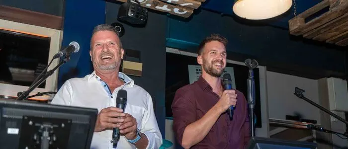 Andreas (links) übergibt an Oliver Kulle