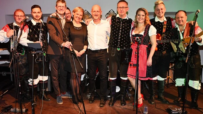 Der Obmann des slow. Kulturvereines am Radsberg Aleksander Tolmaier mit der Generalkonsulin der Republik Slowenien Maja Balant Slobodjanac und ihrem Ehemann Miran Slobodjanac mit dem Ensemble Rosa