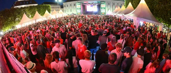 An spielfreien Tagen wurde die Public-Viewing-Arena am Neuen Platz auch für Musikveranstaltungen genutzt
