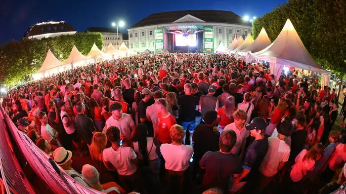 An spielfreien Tagen wurde die Public-Viewing-Arena am Neuen Platz auch für Musikveranstaltungen genutzt