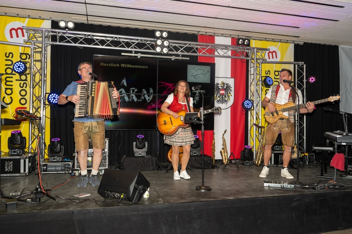 Für musikalische Unterhaltung sorgte die Band Kärnten Zeit, die den Ballgästen bis in die späten Stunden ordentlich einheizte. Die Tanzfläche war durchgehend gut gefüllt, und die Stimmung blieb bis zum Schluss ausgelassen.
