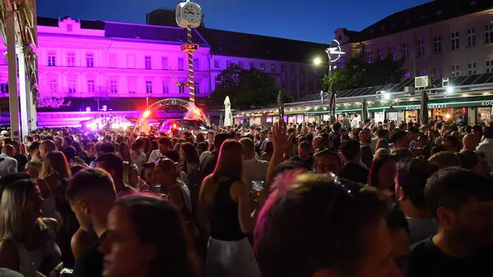 Der „After-Work“-Markt am Benediktinermarkt hat sich zu einem Fest aller Altersschichten entwickelt