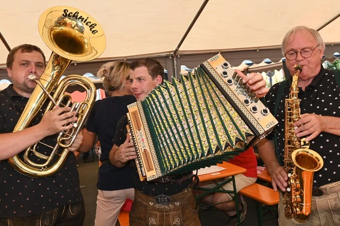 Die urige Kirchtagsmusik brachte Stimmung ins Festgelände