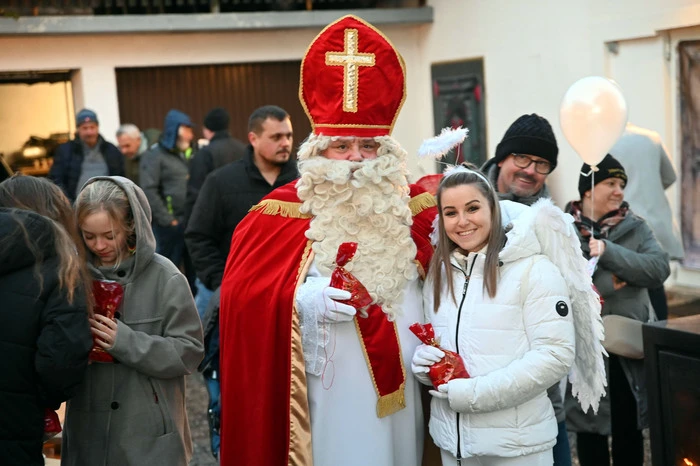 LOKAL ,2024-11-23, Schiefling Farrendorf Adventzauber

im Bild:Schiefling Farrendorf Adventzauber

Credit Photo by:Hermann Sobe 