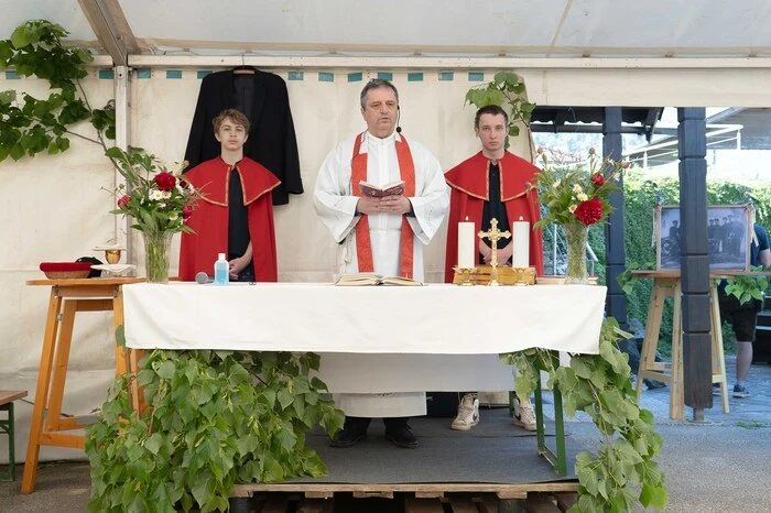 Zuerst gab es den Segen von oben bei einer feierlichen Zeltmesse