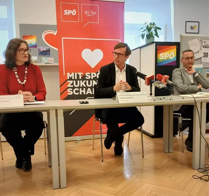 Constance Mochar, Ronald Rabitsch und Franz Petritz auf der Pressekonferenz (von links)