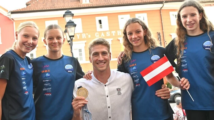 Der Europameister wird von der Jugend des Spittaler Schwimmvereins gefeiert