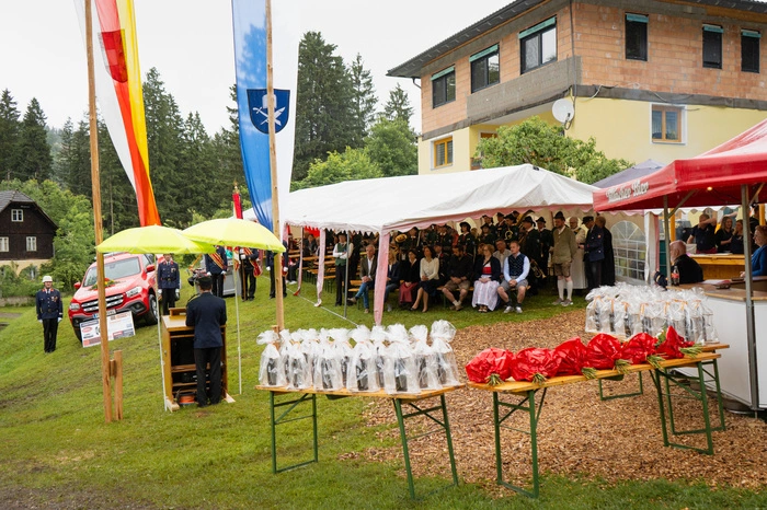 Neben dem geselligen Beisammensein stand die Segnung eines neuen Einsatzfahrzeuges auf dem Progamm.