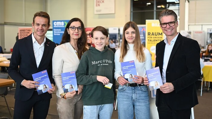 v.l. Markus Polka (Bezirksstellenleiter Klagenfurt Stadt/Land) Carmen Durchschlag (AMS Kärnten), Schüler Leon Pichler, Schülerin Annalena Kuschnig,  Franz Ahm (WKK Bezirksstellenobmann Klagenfurt Stadt)