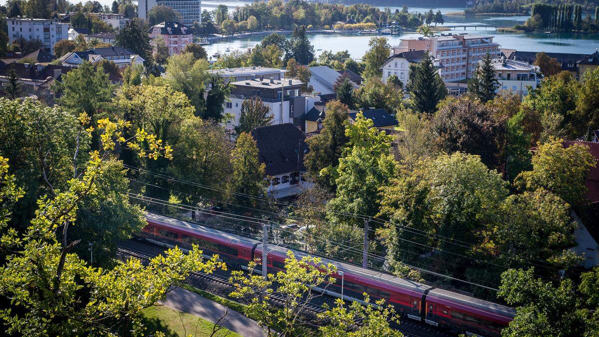 Durchschnittlich fahren 55 Güterzüge pro Tag durch Pörtschach, zu Spitzenzeiten sind es bis zu 80