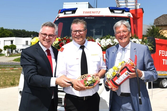 Bürgermeister Andreas Scherwitzl und Landeshauptmann Peter Kaiser übergaben an Kommandanten Bernhard Strauß das neue Einsatzfahrzeug