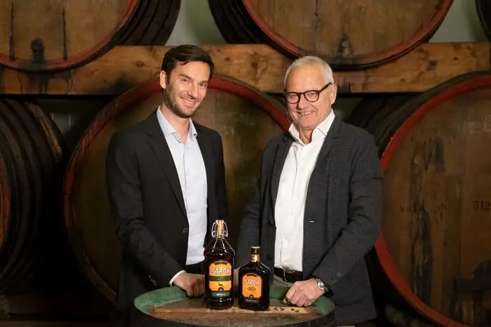 Walter Scherb von „Spitz“ (links) und Harold Burstein von „Stroh“ gehen eine Kooperation ein