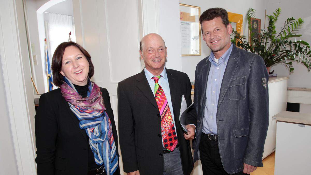 2013 kehrte Peter Jost (mitte) auf Betreiben von Bürgermeister Christian Scheider (rechts) als Magistratsdirektor ins Rathaus zurück und löste Claudia Koroschetz (links) ab, die 2010 befristet bestellt wurde.