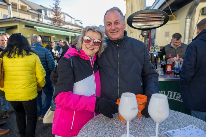 Bei strahlendem Sonnenschein traf man sich zu Sekt und Spritzer.