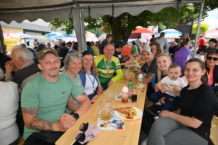 Im Anschluss wurde beim Frühschoppen gefeiert.