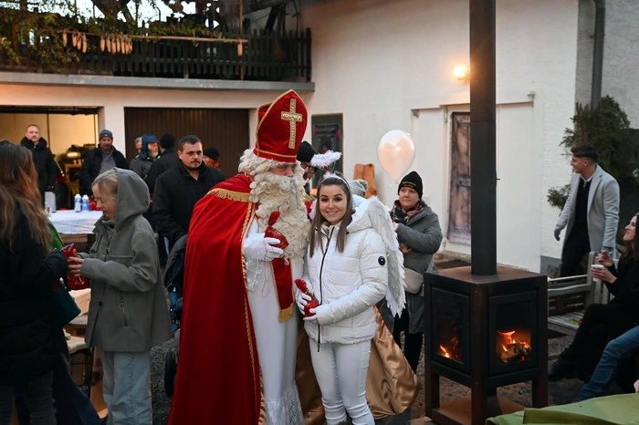 LOKAL ,2024-11-23, Schiefling Farrendorf Adventzauber

im Bild:Schiefling Farrendorf Adventzauber

Credit Photo by:Hermann Sobe 