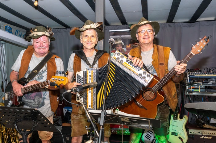 Der Höhepunkt des Festes war der beliebte Vereinsfrühschoppen am Sonntag, der mit musikalischer Begleitung der bekannten Band „Die 3 Wilderer“ zu einem stimmungsvollen Event wurde.
