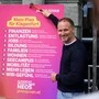 Janos Juvan (Neos) hat er zehn Forderungen aus seinem Plan am Klagenfurter Rathaustor „angenagelt“. 