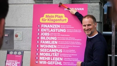 Janos Juvan (Neos) hat er zehn Forderungen aus seinem Plan am Klagenfurter Rathaustor „angenagelt“. 