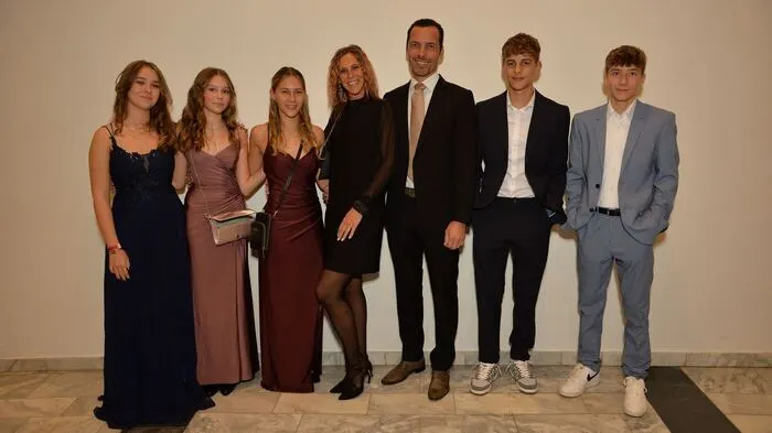Zum Maturaball unter dem Motto „Matura Mia - Abba, was jetzt?“ luden dieses Jahr insgesamt 62 Achtklässler aus drei Klassen in die Messehalle 5 in Klagenfurt ein.