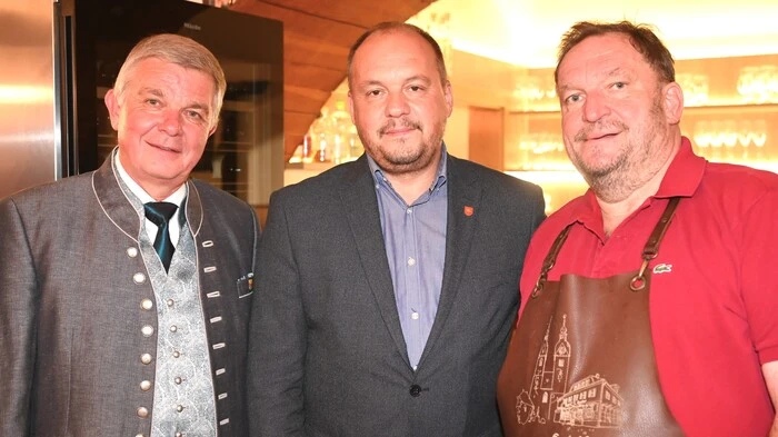 Der Bürgermeister mit dem Amtskollegen der slowenischen Partnergemeinde bedankten sich beim „Sandwirt“
