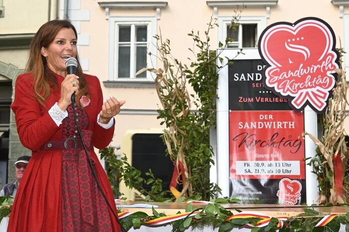 Die Gastgeberin Helvig Kanduth konnte viele spendefreudige Gäste begrüßen
