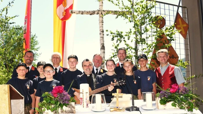 Kommandant Christian Lauer, Vizebürgermeister Tino Egger, Dechant Anton Opetnik, Ehrenkommandant Hermann Mauthner, Kdt-Stellvertreter Gisbert Matschek und Vizebürgermeister Markus Tschischej mit der Feuerwehrjugend (von links)